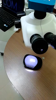 Un microscopio dental con cámara instalada en la silla dental del equipo dental