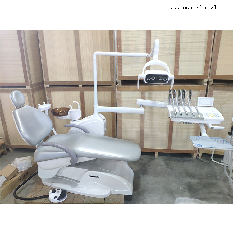 Sillón dental con bandeja de instrumentos montada en la parte superior con pieza de mano dental de buena calidad