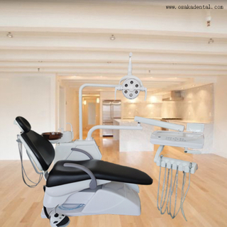 Unidad de silla dental de color negro con pieza de mano dental y taburetes dentistas para clínica dental